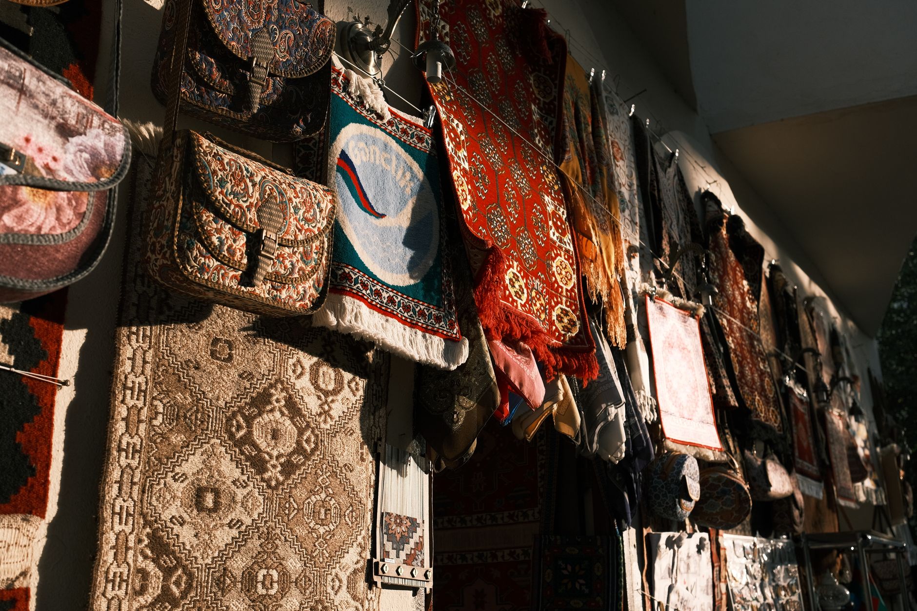 Handgemaakte tassen en textiel in warme kleuren